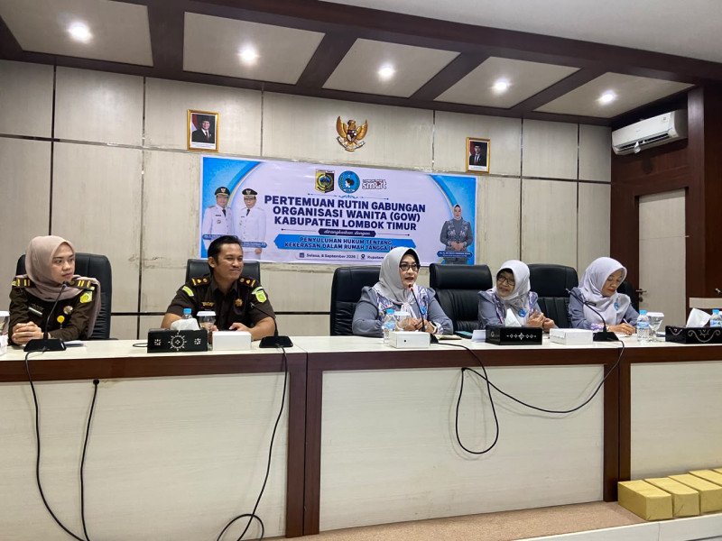 Foto Suasana Saat Ketua Ny. Sri Mahyu Wardani Edwin Memberikan Sambutan Dalam Acara Pertemuan Rutin Dan Arisan GOW Lotim Yang Dirangkaikan Dengan Penyuluhan Hukum Tentang KDRT oleh Kejari Lotim (Jaksa Moch. Taufiq Ismail, S.H., M.H. dan Jaksa Rifngatul Ulfa, S.H), Selasa (8/9/2026) (Dok. Istimewa)